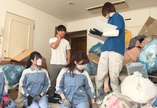 Các chị lao công thèm khát gạ tình anh chàng độc thân